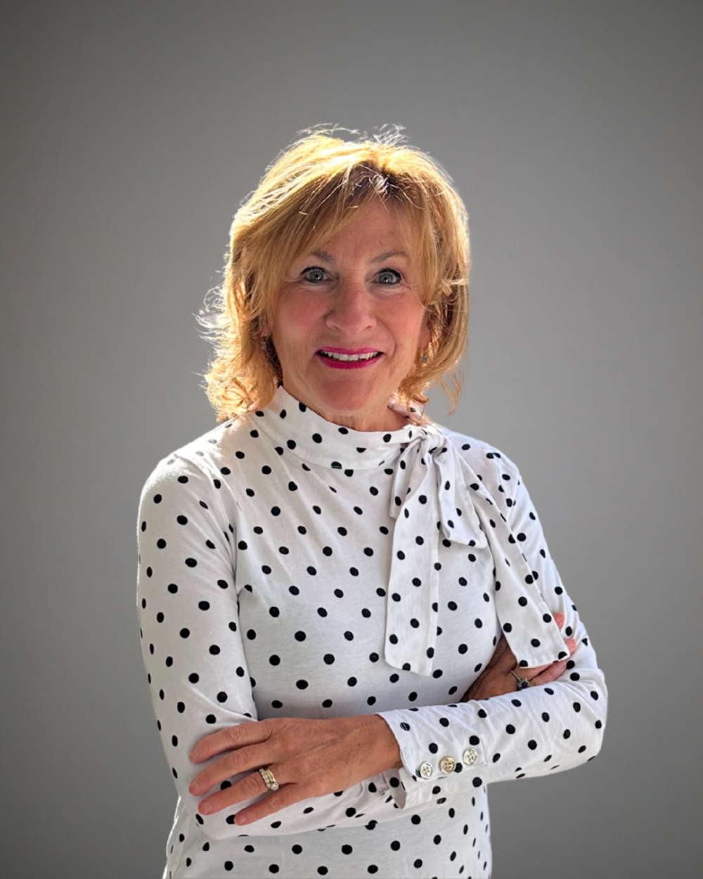 Headshot of Lois Kelly